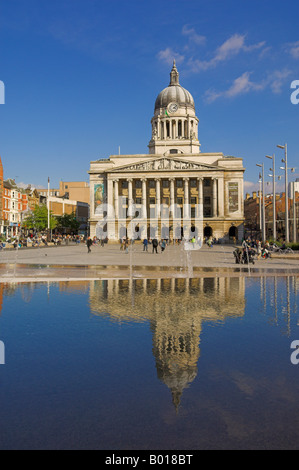 Neue Brunnen und Infinity-Pool in den renovierten alten Marktplatz und Rat House Nottingham City centre England uk gb Eu Stockfoto