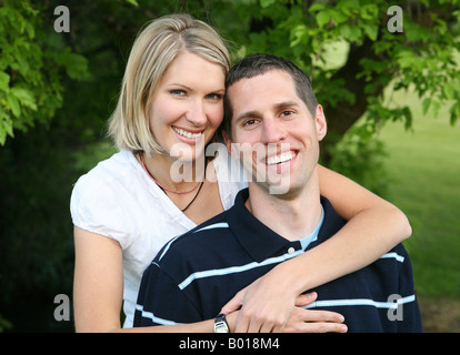 junge weiße Ehepaar in der Liebe Stockfoto