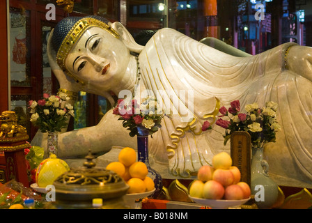 Ein sekundäre jade Buddha zurücklegt auf Mahagoni Couch, Jade-Buddha-Tempel, Shanghai, China Stockfoto