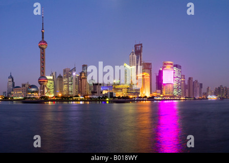 Nachtzeit Pudong district Skyline mit Blick auf Fluss Huangpu, Shanghai, China Stockfoto