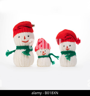 3 stricken Schneemänner Familie mit roten Mützen und grünen Schals Stockfoto