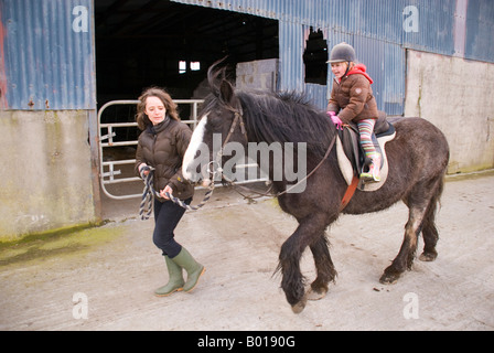 Ardara County Donegal Irland ein junges Mädchen lernt Reiten Stockfoto