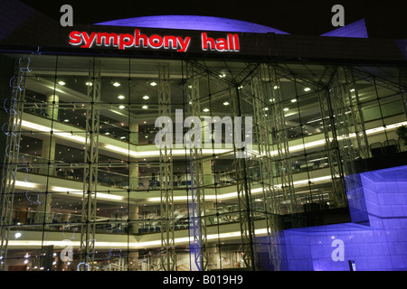 Stadt von Birmingham, England. Nachtansicht der Symphony Hall in der International Convention Centre (ICC) am Centenary Square. Stockfoto