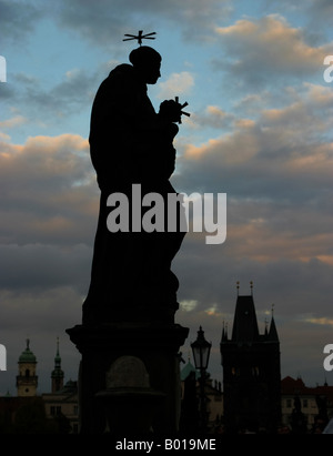 Silhouette des Hl. Antonius von Padua, barocke Statue auf Karluv die meisten (Karlsbrücke) in der Abenddämmerung, Prag, Tschechische Republik Stockfoto