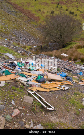 Bauherren Bauschutt und Hausmüll Hausmüll deponiert auf Land in Torfaen South Wales UK EU Stockfoto