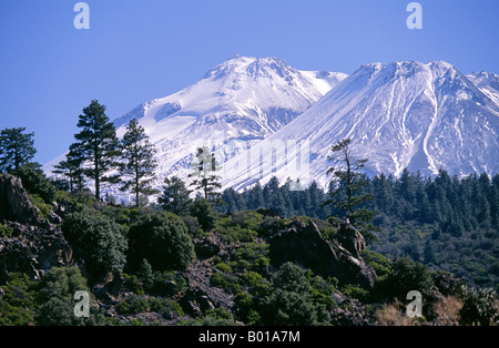 USA-Kalifornien A Blick auf Mount Shasta ein schlafender Vulkan in den nördlichen Kaskaden von Nordkalifornien Stockfoto