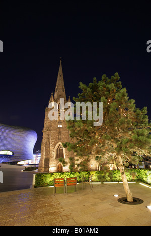 Stadt von Birmingham, England. Night View von St. Martins Kirche in Birmingham Bullring mit Selfridges im Hintergrund. Stockfoto
