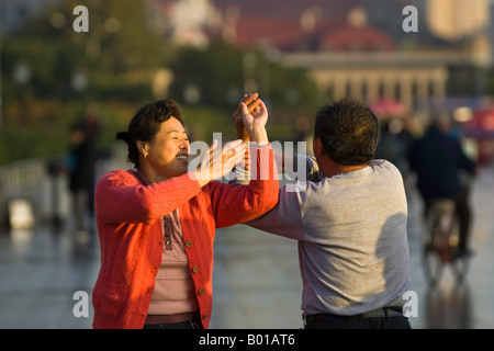 Paartänze für Übung am frühen Morgen, Bund, Shanghai, China Stockfoto