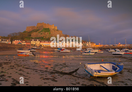 Abendlicht spiegelt sich in den Hafen bei Ebbe Mont Hochmuts Burg Gorey Pfarrei von Grouville Jersey Kanalinseln UK GB EU Stockfoto