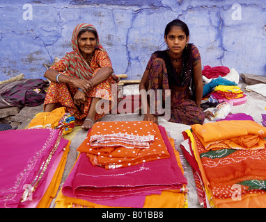 Zwei indische Frauen verkaufen Tuchmaterial im Markt von Jodhpur, Rajasthan, Indien Stockfoto