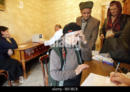 Ärzte der Fondation SOCO Untersuchung von Patienten, Akhmati, Georgien Stockfoto