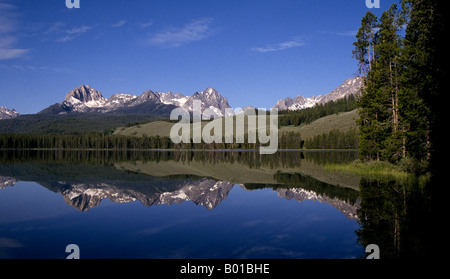 Ein Blick auf die Gipfel der Sawtooth Mountains in der Sägezahn Wildnis widerspiegelt im Stanley See Stockfoto