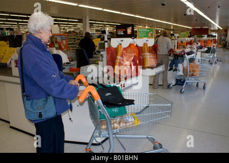 Shopper mit eigenen Taschen bei Kasse Sainsburys Supermarkt Cheltenham UK Stockfoto