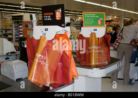 Wiederverwendung von Einkaufstaschen in der Kasse Sainsburys Supermarkt Cheltenham UK Stockfoto