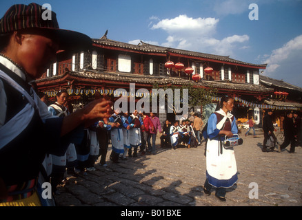 Lijiang San Duo Festival mit Naxi Nationalität Frauen tanzen in Old Town-Hauptplatz Stockfoto