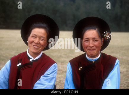 Naxi Nationalität Frauen in alpinen Wiese in der Nähe von Lijiang in der Provinz Yunnan Stockfoto