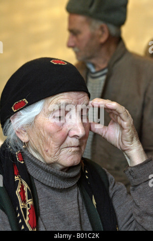 Ärzte der Fondation SOCO Untersuchung von Patienten, Akhmati, Georgien Stockfoto