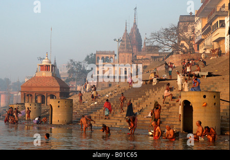Hindu-Pilger Baden im Ganges in der Morgendämmerung Stockfoto