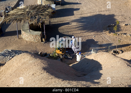 Ägypter Perpare Essen und trinken für Touristen in einem Beduinencamp in der Wüste Sinai in der Nähe von Sharm el Sheikh Stockfoto