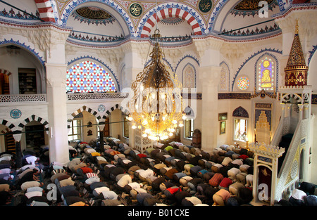 Muslime beten in der Sehitlik Moschee, Berlin, Deutschland Stockfoto