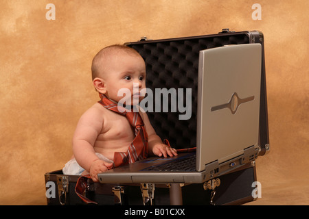 Neue Baby Computer Benutzer Fehler Problem IT Helpdesk Kind Unterstützung Stockfoto