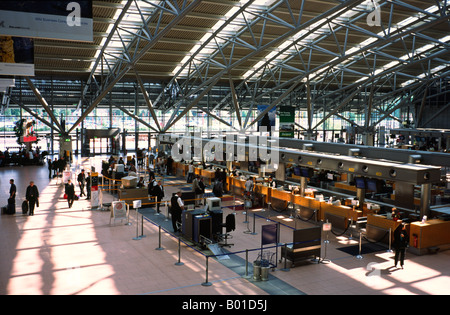 5. September 2003 – Check-in Schalter im Terminal 4 am Flughafen Hamburg in Deutschland. Stockfoto