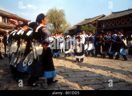 Lijiang San Duo Festival mit Naxi Nationalität Frauen tanzen in Old Town-Hauptplatz Stockfoto