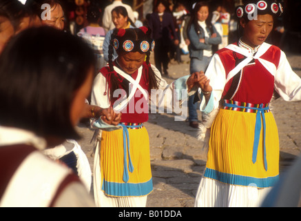 Lijiang San Duo Festival mit Naxi Nationalität Frauen tanzen in Old Town-Hauptplatz Stockfoto