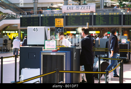 5. September 2003 – Gepäck Sicherheitskontrolle im Terminal 4 am Flughafen Hamburg in Deutschland. Stockfoto