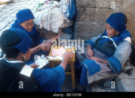 Naxi Nationalität Frauen Spielkarten auf Straße in der Altstadt von Lijiang in der Provinz Yunnan Stockfoto