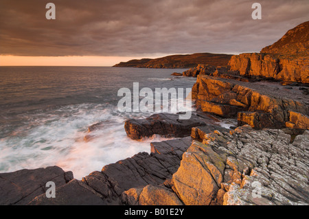 Sonnenuntergang mit verschwommenes milchiges Wasser mit Flut Mellon Charles Schottland Wester Ross UK GB EU Nordwesteuropa Stockfoto