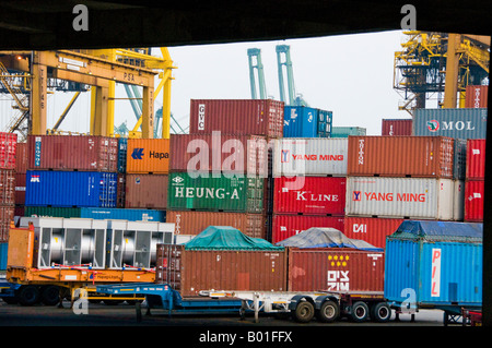 Stapel von großen Übersee-Versandbehälter warten auf Schiffe zu verladen Stockfoto