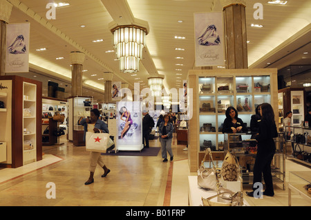 Shopper im Kaufhaus Macy's, die über eine ganze Stadt erstreckt sich in Manhattan zu blockieren. Stockfoto