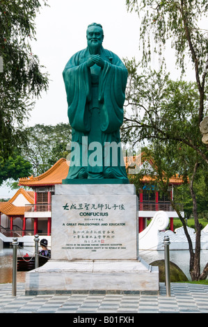 Bronze-Statue von Konfuzius in der chinesischen und japanischen Gärten in Singapur Stockfoto