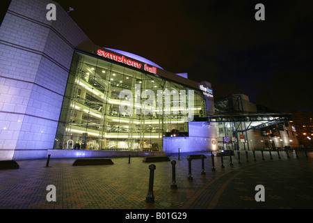 Stadt von Birmingham, England. Nachtansicht der Symphony Hall in der International Convention Centre (ICC) am Centenary Square. Stockfoto