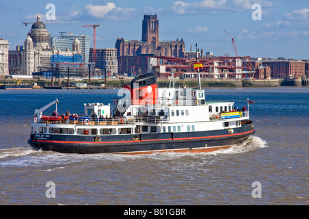 Fähre über den Mersey vor Liverpool Hauptstadt der Kultur 08 (2008) Skyline und die anglikanische Kathedrale Stockfoto