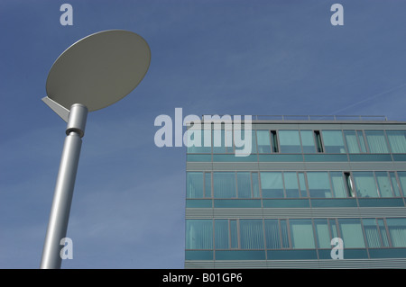Moderne Lampe mit Bürogebäude im Hintergrund Stockfoto
