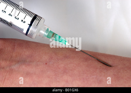 Die Verwendung einer Nadel in den Arm zu simulieren Stockfoto
