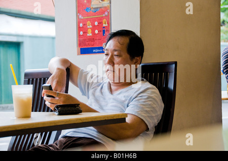 Schöner asiatischer Mann sitzen im Restaurant in Singapur Stockfoto