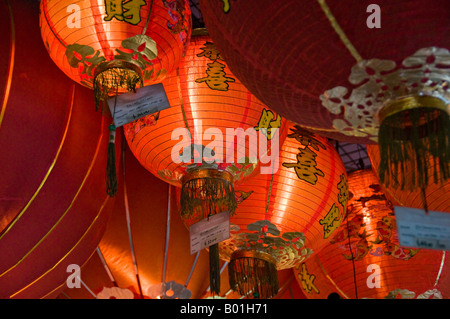Chinesische Lampions hängen im Restaurant in Singapur Stockfoto