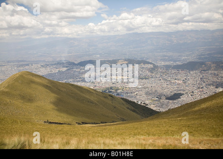 Blick von Quito Guaga Pinchincha Vulkan 4000m Höhe über Quito, Hauptstadt von Ecuador. horizontale Stockfoto