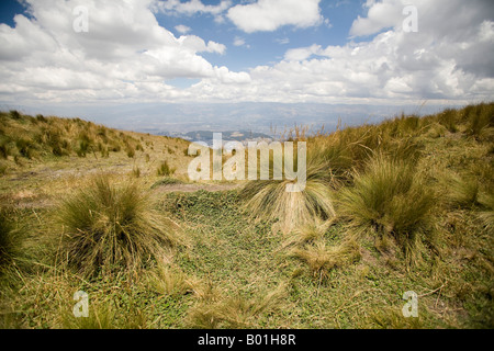 Blick auf die Berge und Anden Stroh aus Guaga Pinchincha Vulkan 4000m Höhe über Quito, Hauptstadt von Ecuador. horizontale Stockfoto