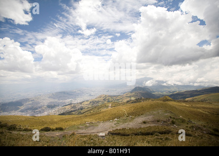 Blick auf die Berge und Anden Stroh aus Guaga Pinchincha Vulkan 4000m Höhe über Quito, Hauptstadt von Ecuador. horizontale Stockfoto