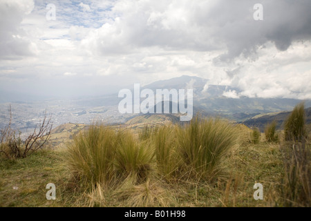 Blick auf die Berge und Anden Stroh aus Guaga Pinchincha Vulkan 4000m Höhe über Quito, Hauptstadt von Ecuador. horizontale Stockfoto