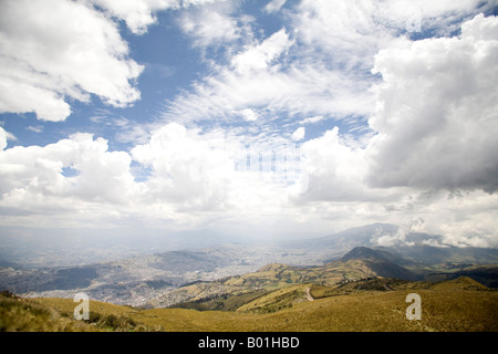 Blick auf die Berge und Anden Stroh aus Guaga Pinchincha Vulkan 4000m Höhe über Quito, Hauptstadt von Ecuador. horizontale Stockfoto