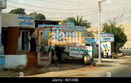 Ein Supermarkt in einer Straßenszene in Ägypten in der Nähe des Nils Stockfoto