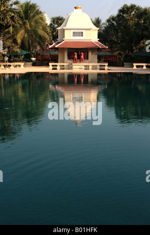 Widerspiegelnder Teich im Hotel le Royal in Phnom Penh Stockfoto