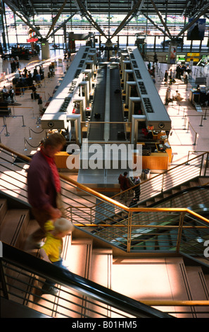 5. September 2003 – Check-in Schalter im Terminal 4 am Flughafen Hamburg in Deutschland. Stockfoto