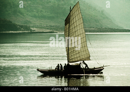 Yangtze River Junk oder Sampan unter Segel in den drei Schluchten im Jahr 1987 Stockfoto