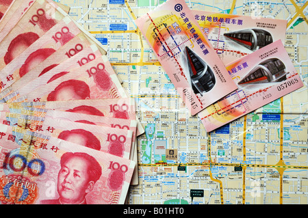 Straßenkarte von zentralen Peking 2008, mit u-Bahn-Tickets und 100 Yuan Anmerkungen. Stockfoto